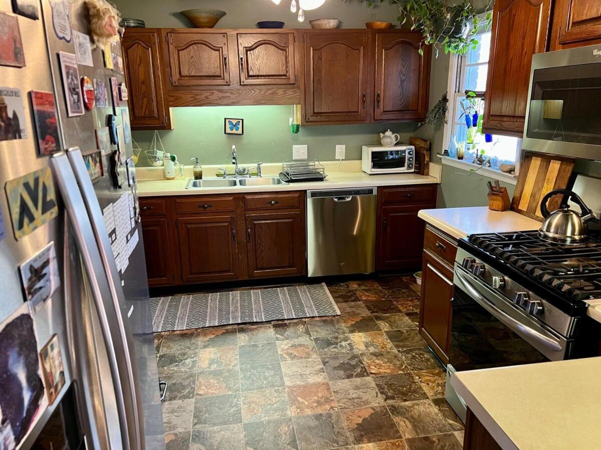 Holiday home Happy Haven W Hottub, Gym, & Hammocks In West Avl *